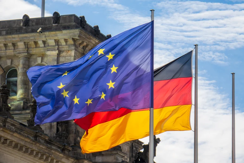 Bild zeigt die Deutschland- und die Europaflagge