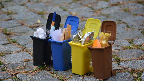 Förderrichtlinie Kreislaufwirtschaft 2024: Symbolfoto mit vier kleinen Modell-Mülltonnen