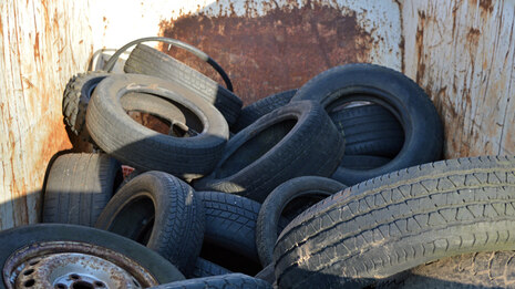 Altreifen in einem Container