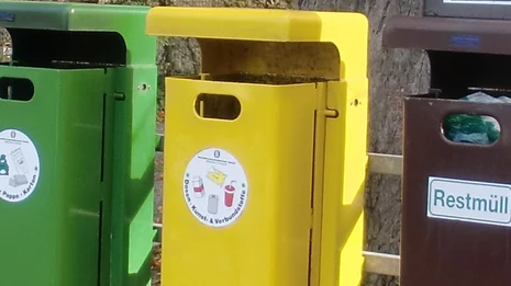 Mülltonnen Bild zeigt Ausschnitt von Mülltonnen