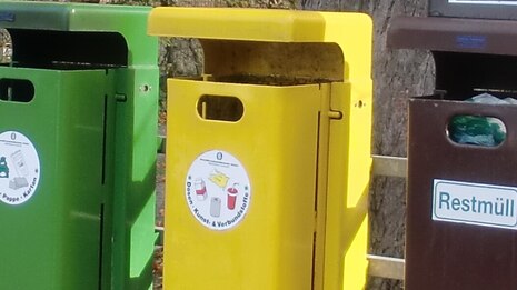 Bild zeigt Ausschnitt von Mülltonnen