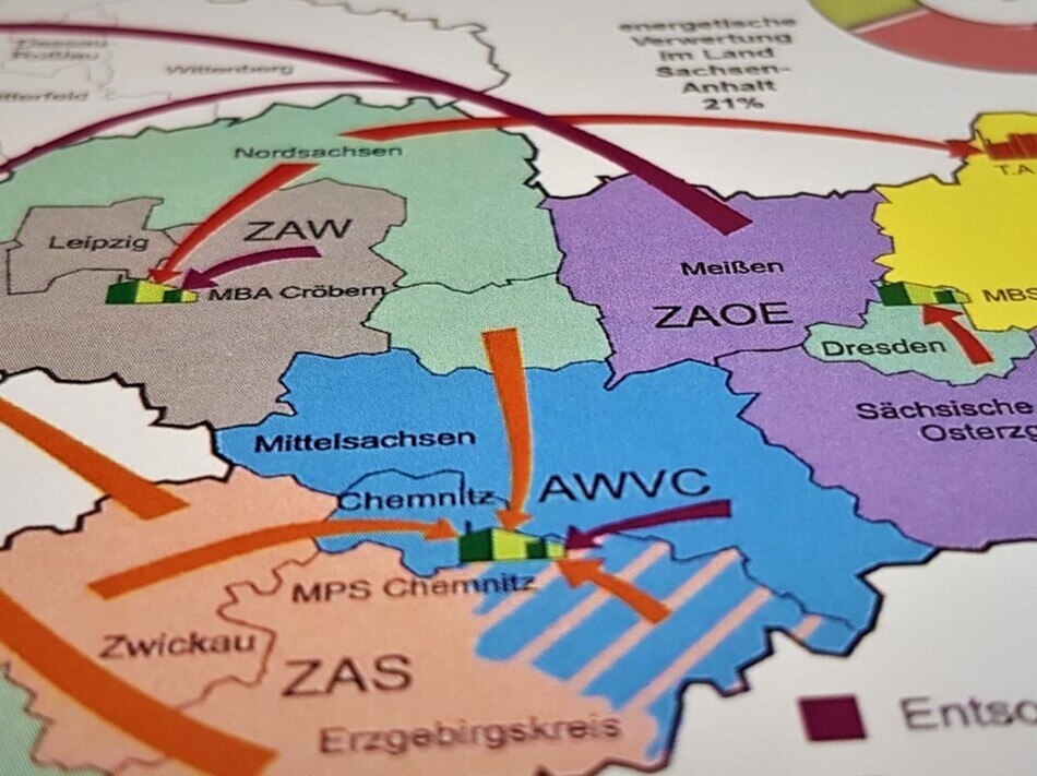 Kreislaufwirtschaft Sachsen: Ausschnitt einer Karte von Sachsen, mit farblich markierten Regionen und Pfeilen, die die Wege der Kreislaufwirtschaft darstellen 